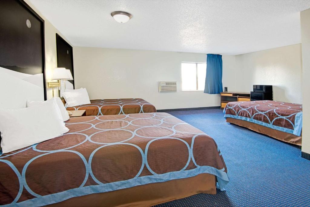 Super 8 by Wyndham Las Cruces University Area - Suite Estudio Con 3 Camas Grandes - No Fumadores