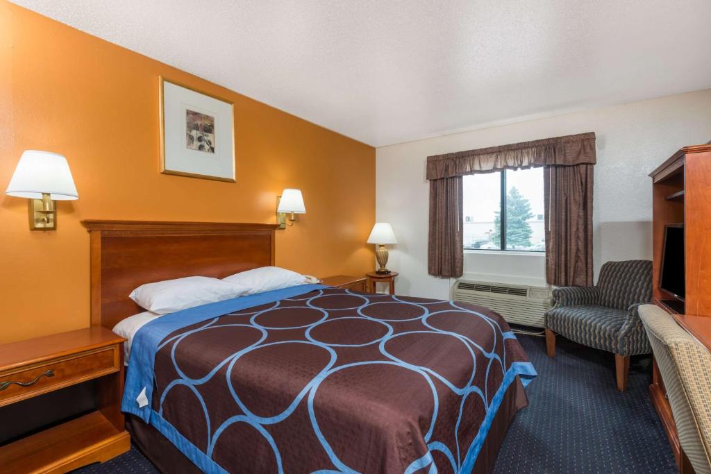 Super 8 by Wyndham Hartford - Suite Studio Avec Quatre Lits Queen - Non-fumeurs
