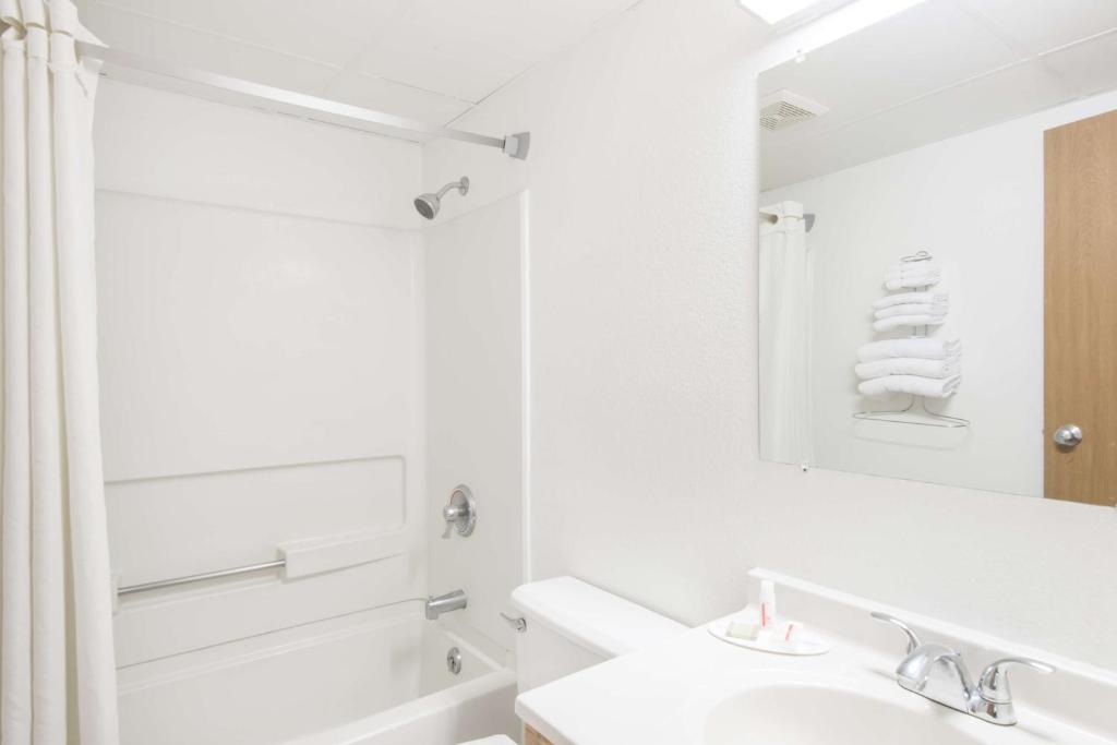 Super 8 by Wyndham Groton - King Room - Non-Smoking