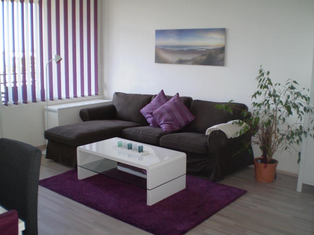 ein Wohnzimmer mit einem Sofa und einem Couchtisch in der Unterkunft Ferienwohnung Marinablick in Wendtorf