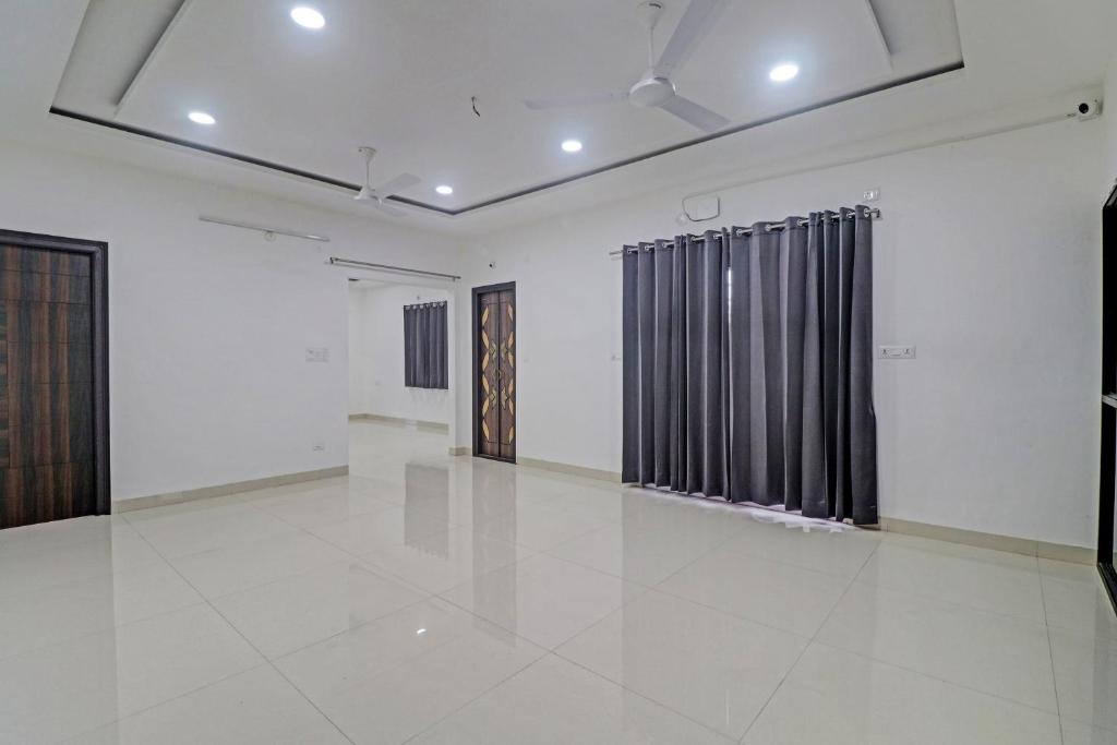 une grande pièce blanche aux murs noirs et blancs dans l'établissement Super TOWNHOUSE JAHNAVI GROUP BESIDES NEXUS MALL, à Hyderabad