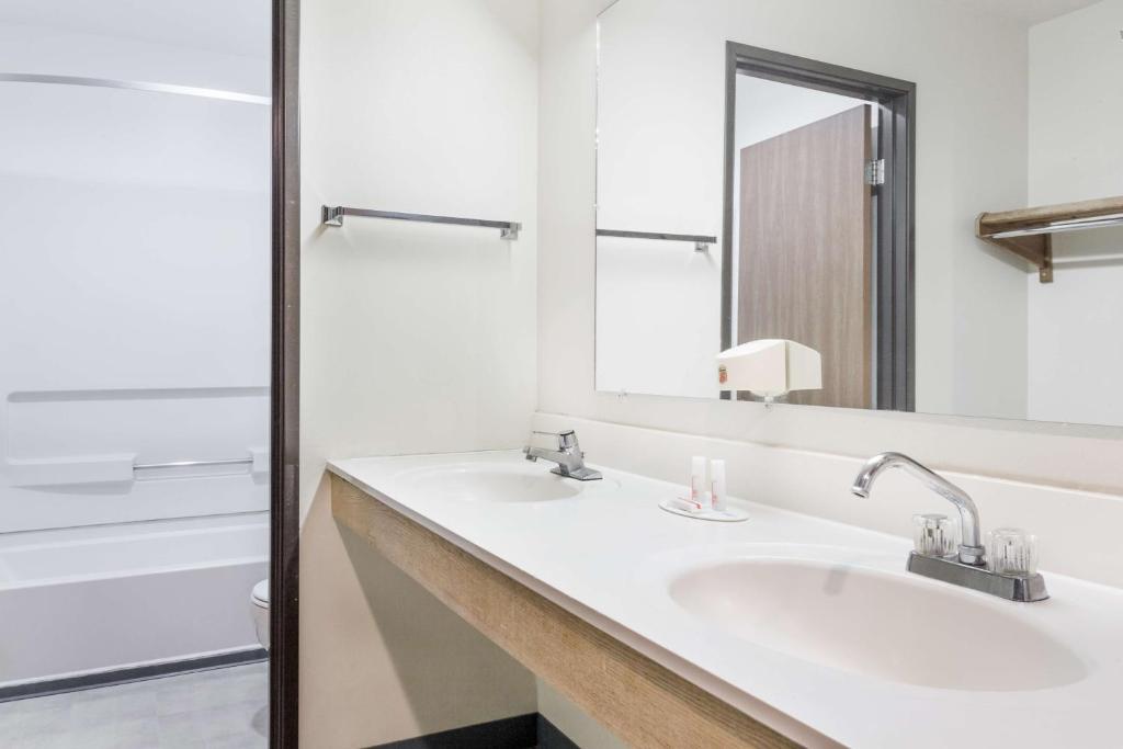 Super 8 by Wyndham Logan - Studio Suite Mit 3 Queensize-Betten, Nichtraucher