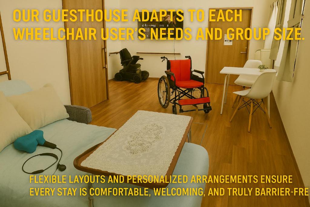 Barrier Free Guesthouse Support Included في أوساكا: غرفة بها أريكة وطاولة وكراسي