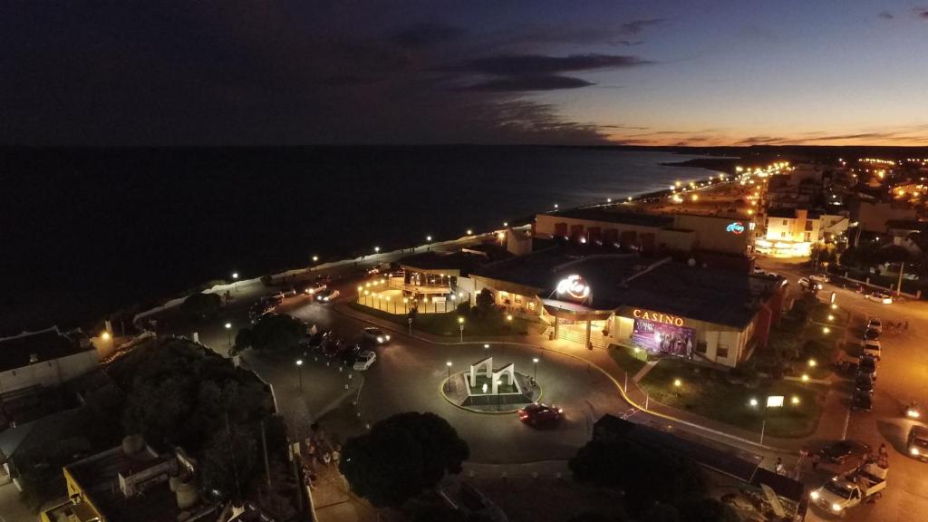 una vista aérea de una ciudad por la noche en Hotel y Casino Del Río - Las Grutas en Las Grutas