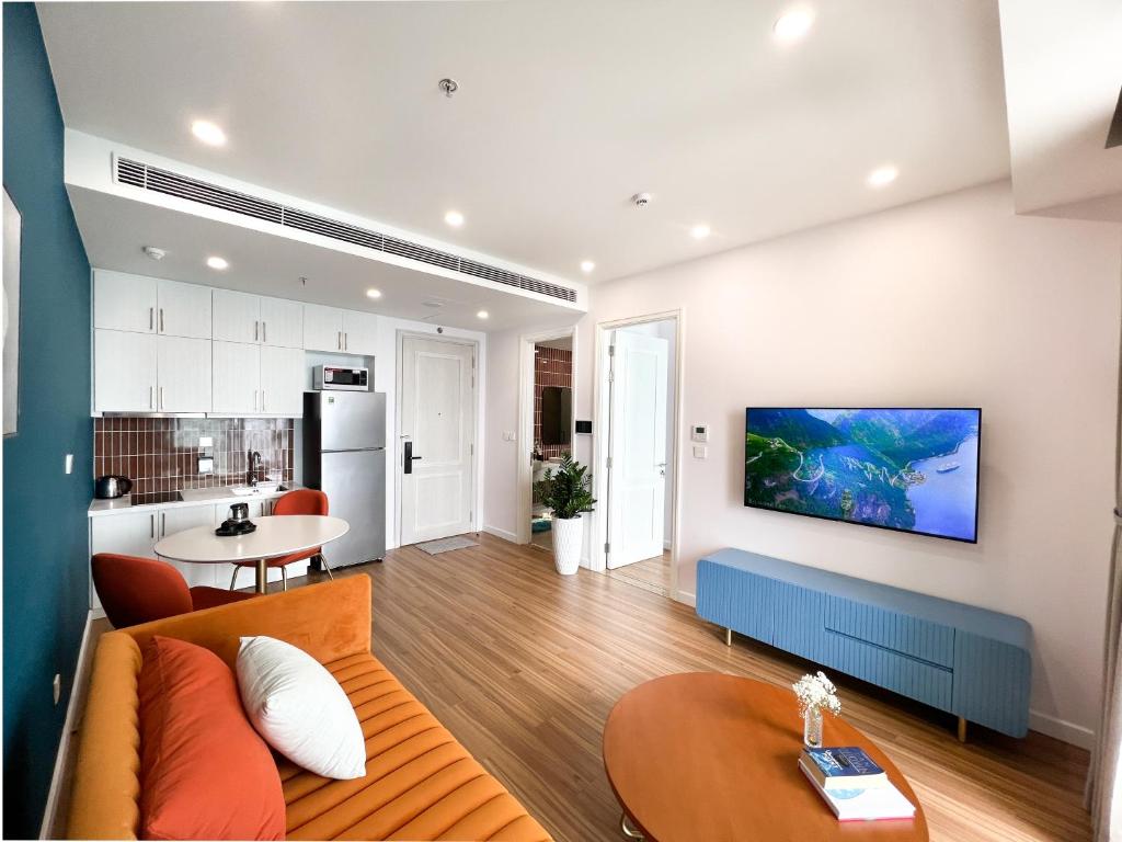 TV a/nebo společenská místnost v ubytování Sunset Town Apartments Free Gym & Pool