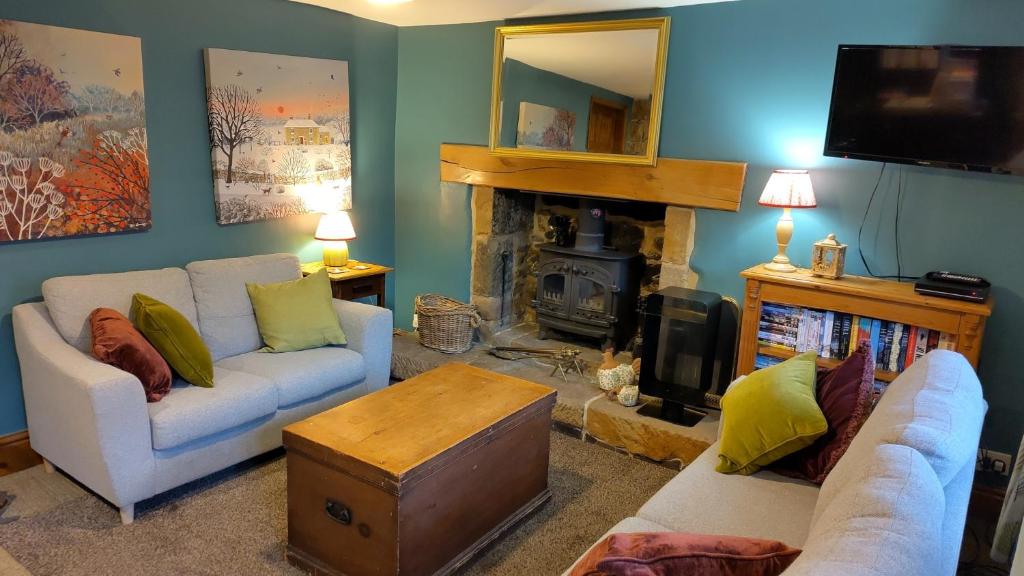 Un lugar para sentarse en Whimsy by the Peaks - dogs stay free, private parking, fenced garden, pub