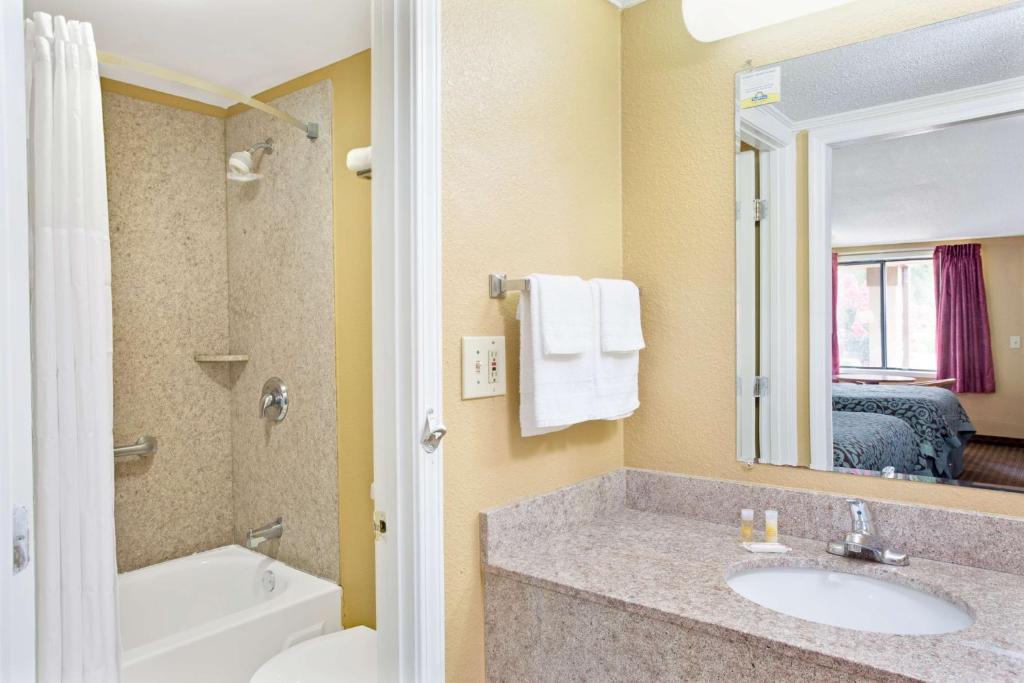 Days Inn by Wyndham Lawrenceville - Double Room With Two Double Beds - Smoking
