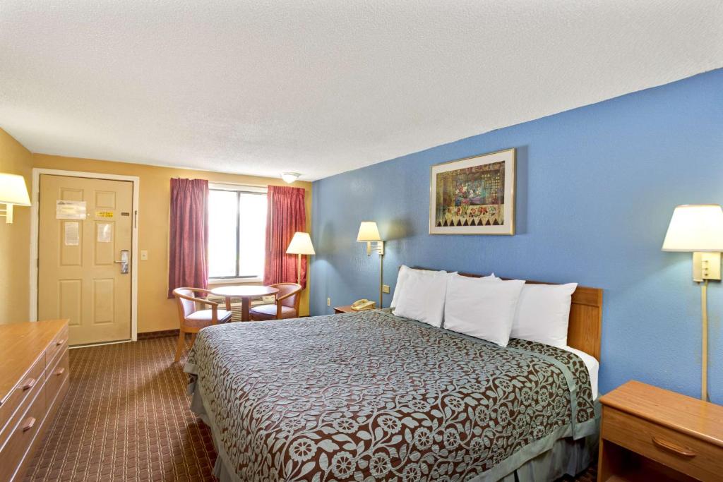 Days Inn by Wyndham Lawrenceville - King Room - Disability Access/Smoking