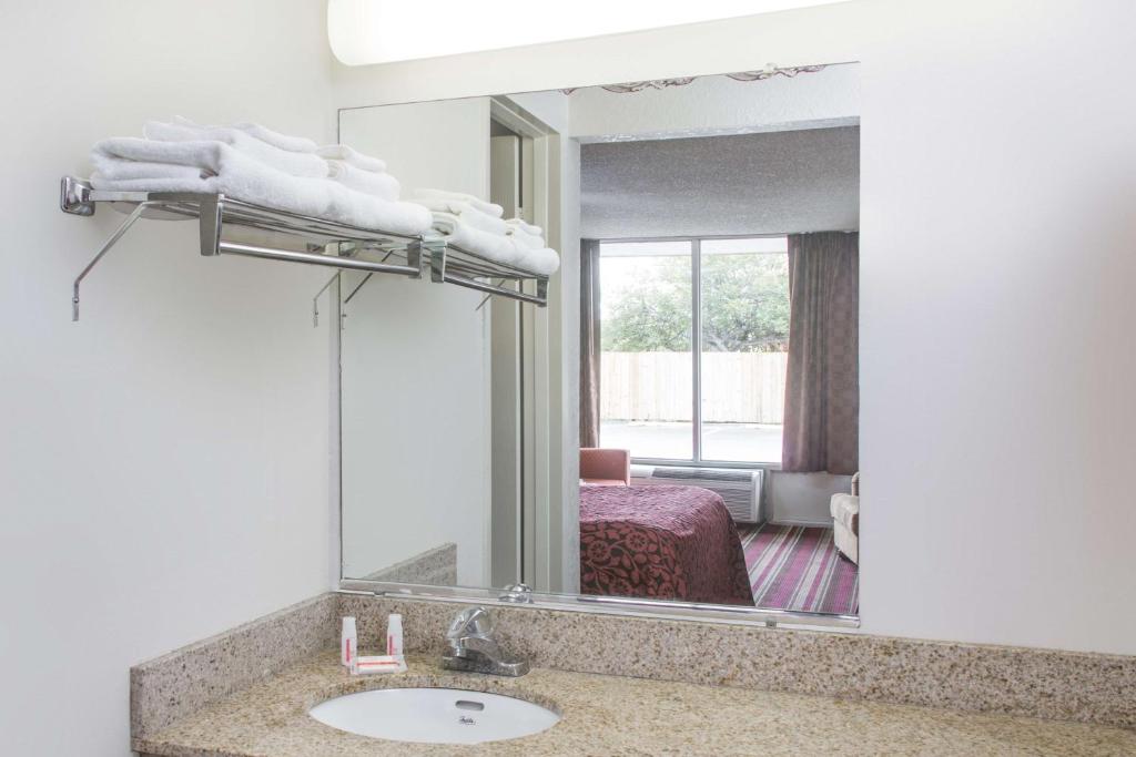 Days Inn by Wyndham Fort Myers - Queen Room - Smoking