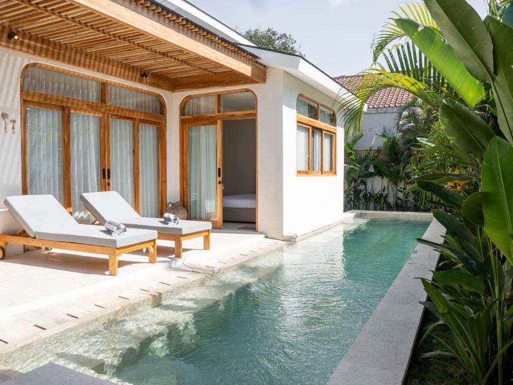 Kolam renang di atau dekat dengan Aquae Villas - Rosa - Luxury Villa - 2bdr with Pool - Kuta Lombok