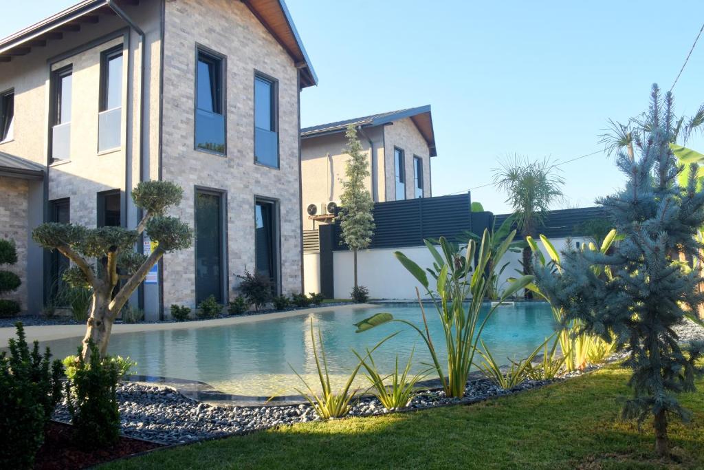 Bazén v ubytování maura beach villas family nebo v jeho okolí