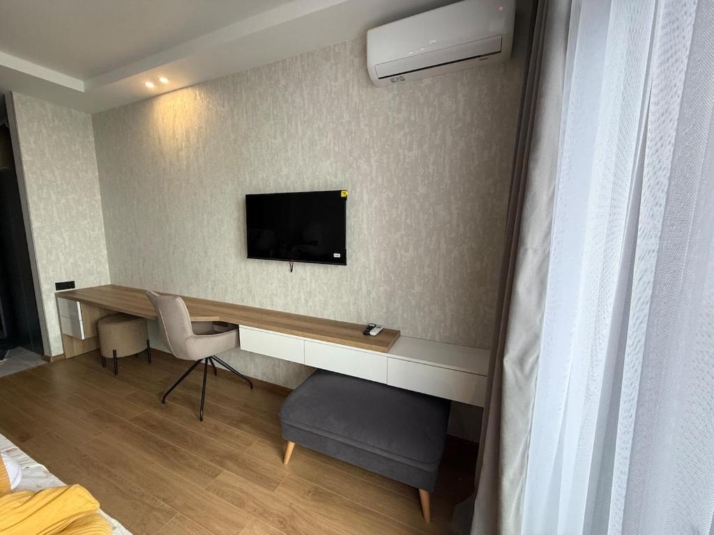 TV a/nebo společenská místnost v ubytování DreamSide Apartment by Ili - Next to Dreamland Oasis, Chakvi