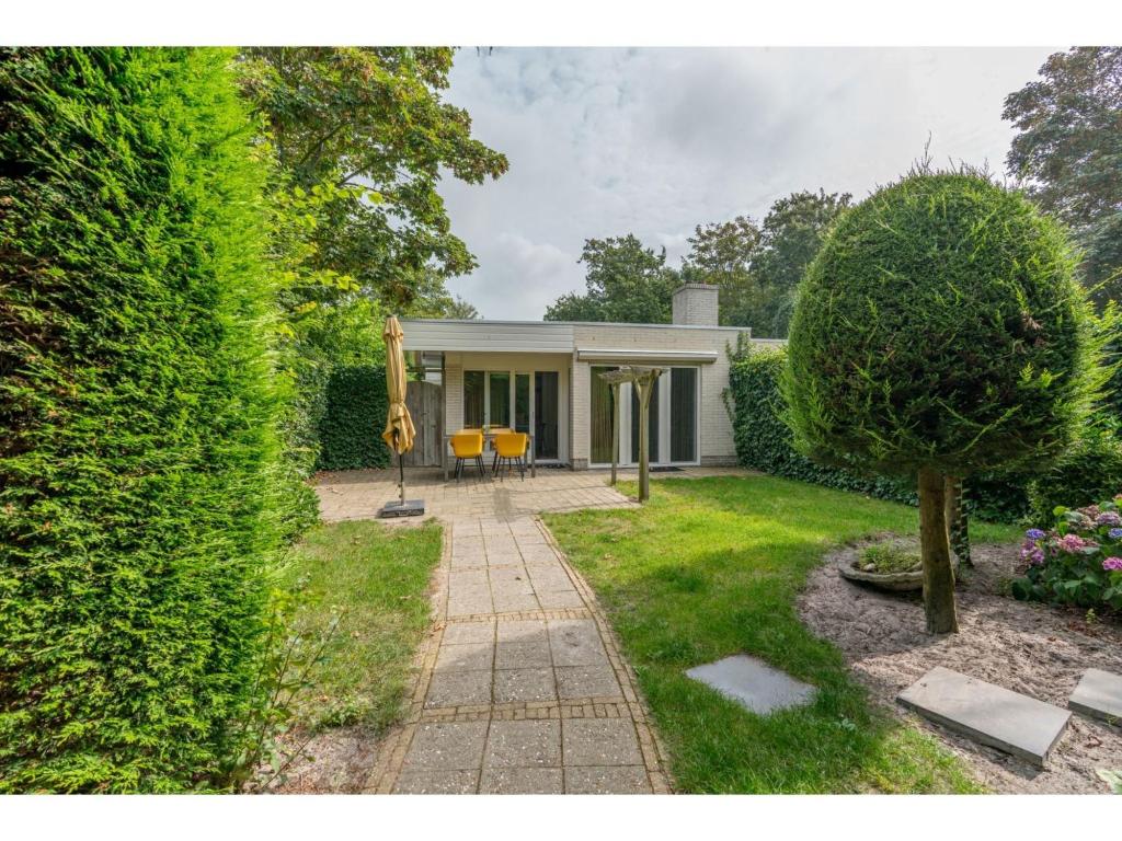 una casa con giardino e una casa di Island Getaway w Spa Bath a Westermient