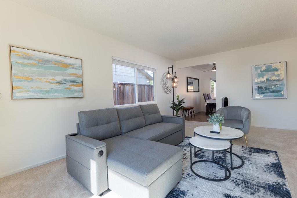Χώρος καθιστικού στο Comfortable Willow Glen Home w Central AC&Heater