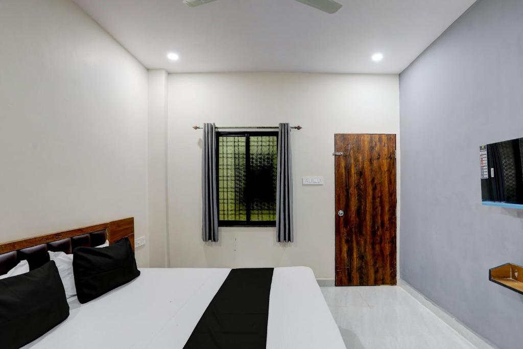Postel nebo postele na pokoji v ubytování Hotel O Vaidehi