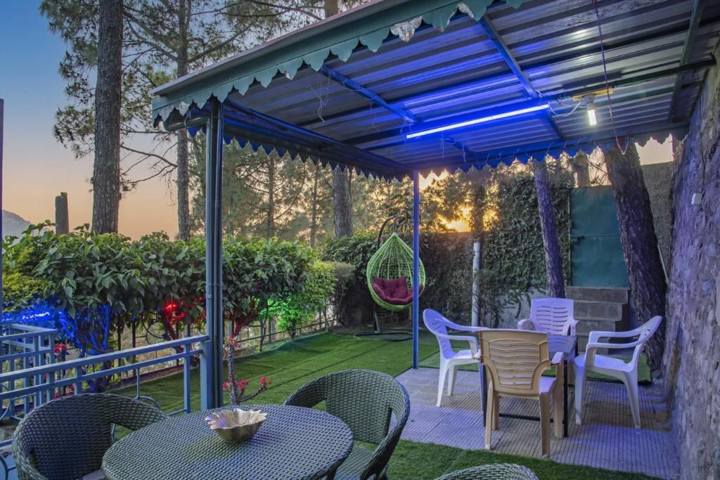 Un jardín fuera de Exotic Stays I Pine Group Of Hotels & Villas Kasauli