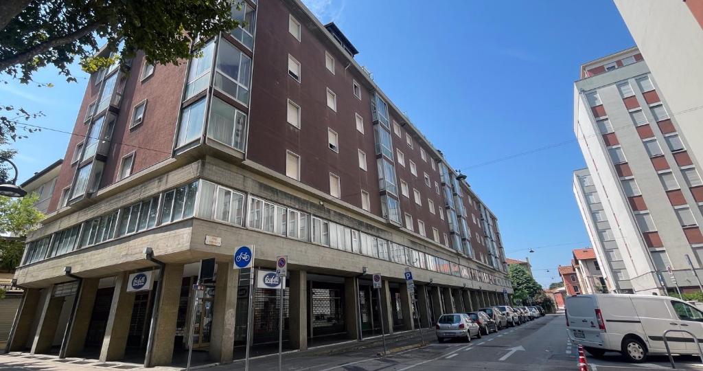 ein Gebäude an einer Straße, vor dem Autos parken in der Unterkunft M9 Rest House Venice in Venedig