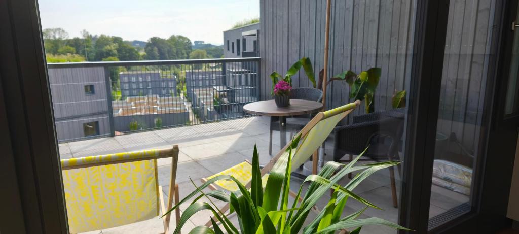 a balcony with a table and a view of a building at Ferienwohnung in Wangen im Allgäu