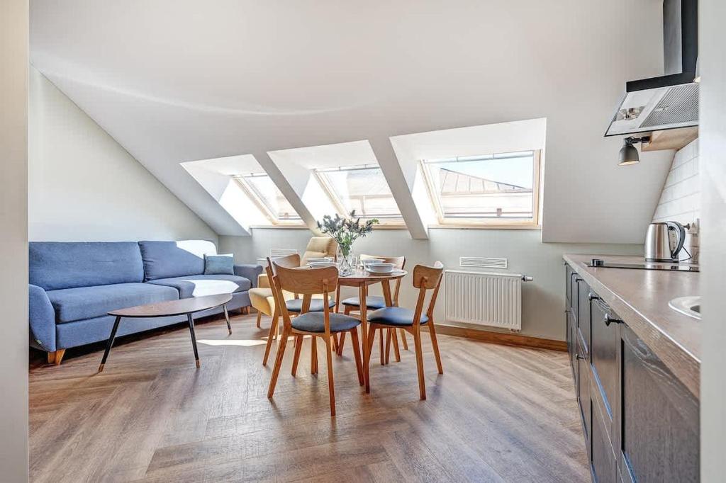 un salon avec une table et un canapé bleu dans l'établissement Domillion 1bdr New Old Town apt U2306, à Vilnius