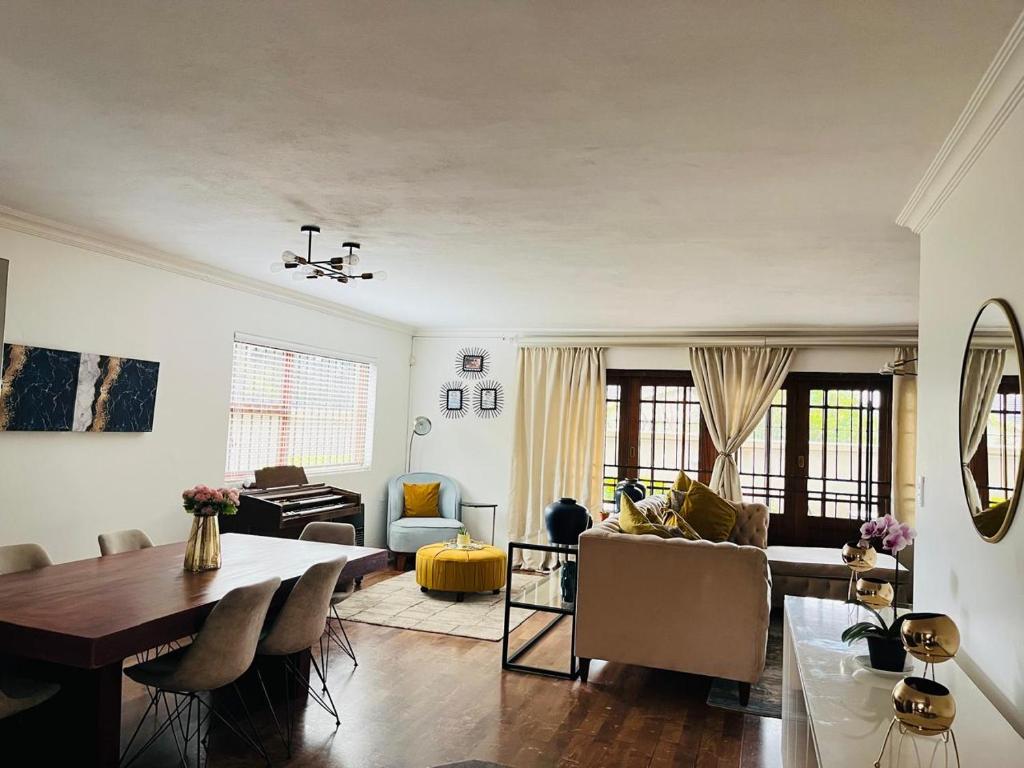 プレトリアにあるPetalsoftのソファとテーブルのあるリビングルーム