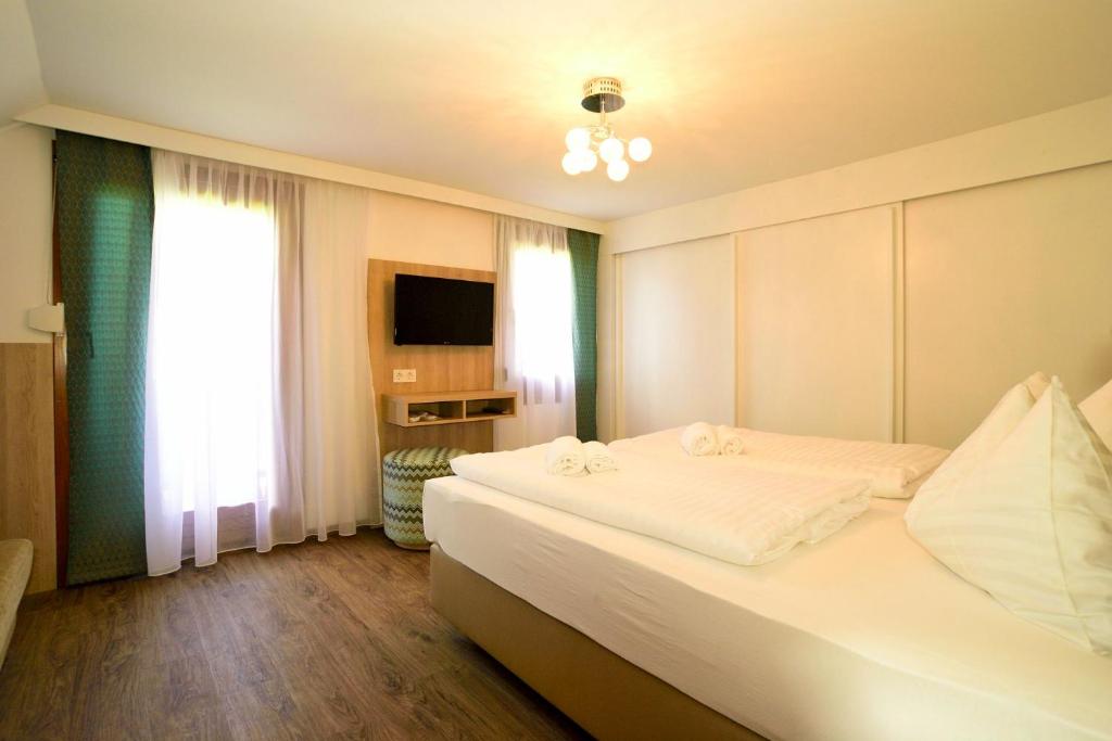A bed or beds in a room at Apart of me Ferienhaus Faaker See
