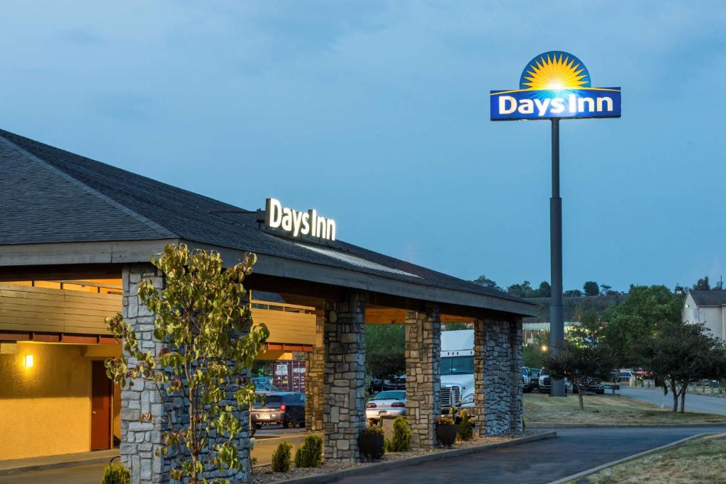 un edificio con un cartel que lee los días posada en Days Inn by Wyndham Pittsburgh-Harmarville, en Harmarville