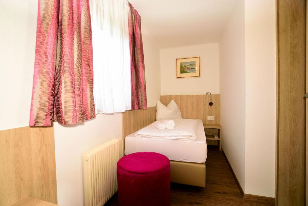 A bed or beds in a room at Apart of me Ferienhaus Faaker See