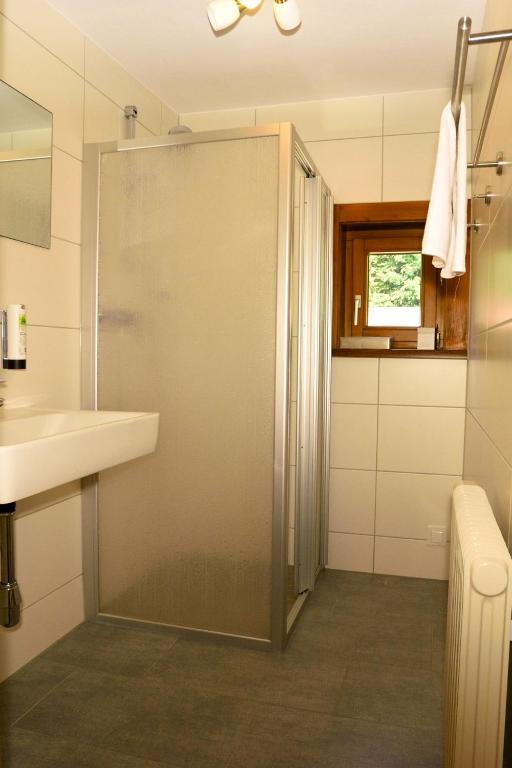 A bathroom at Apart of me Ferienhaus Faaker See
