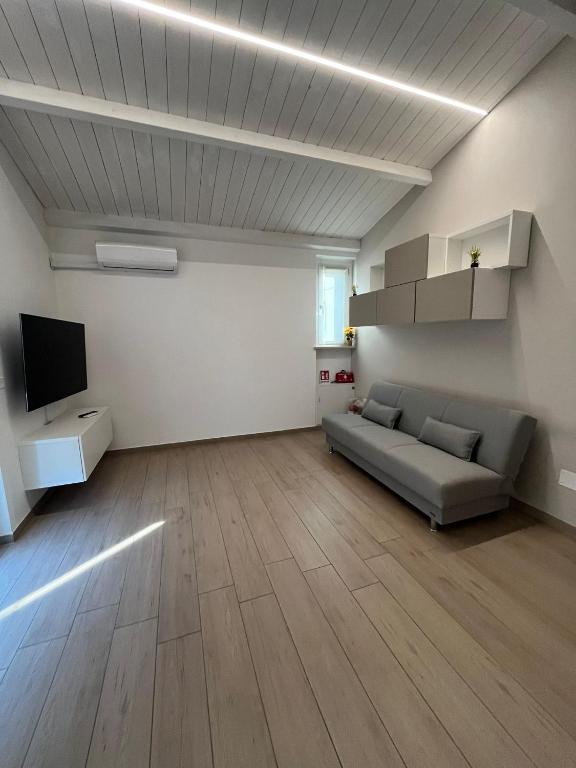 een woonkamer met een bank en een flatscreen-tv bij Casa DeSte in Francavilla al Mare