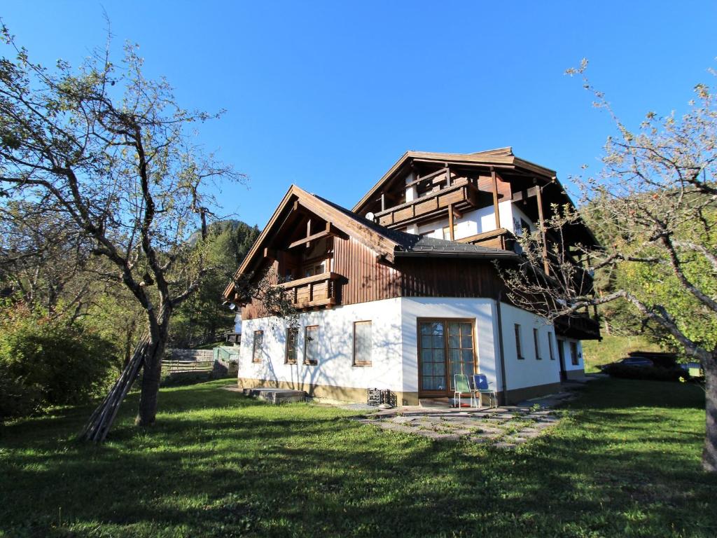 ein Haus, das im Gras steht in der Unterkunft Wohnung in St Stefan nahe Nassfeld Skigebiet in Tratten