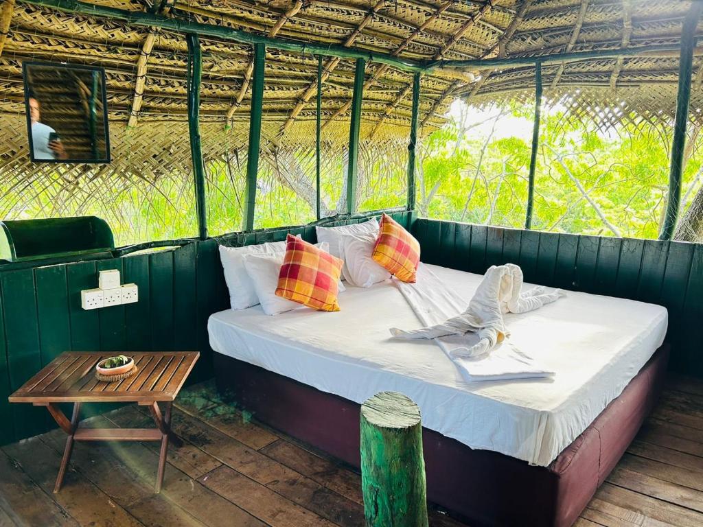 Posto letto in camera verde con tavolo di Yala Beddegama Eco a Kataragama