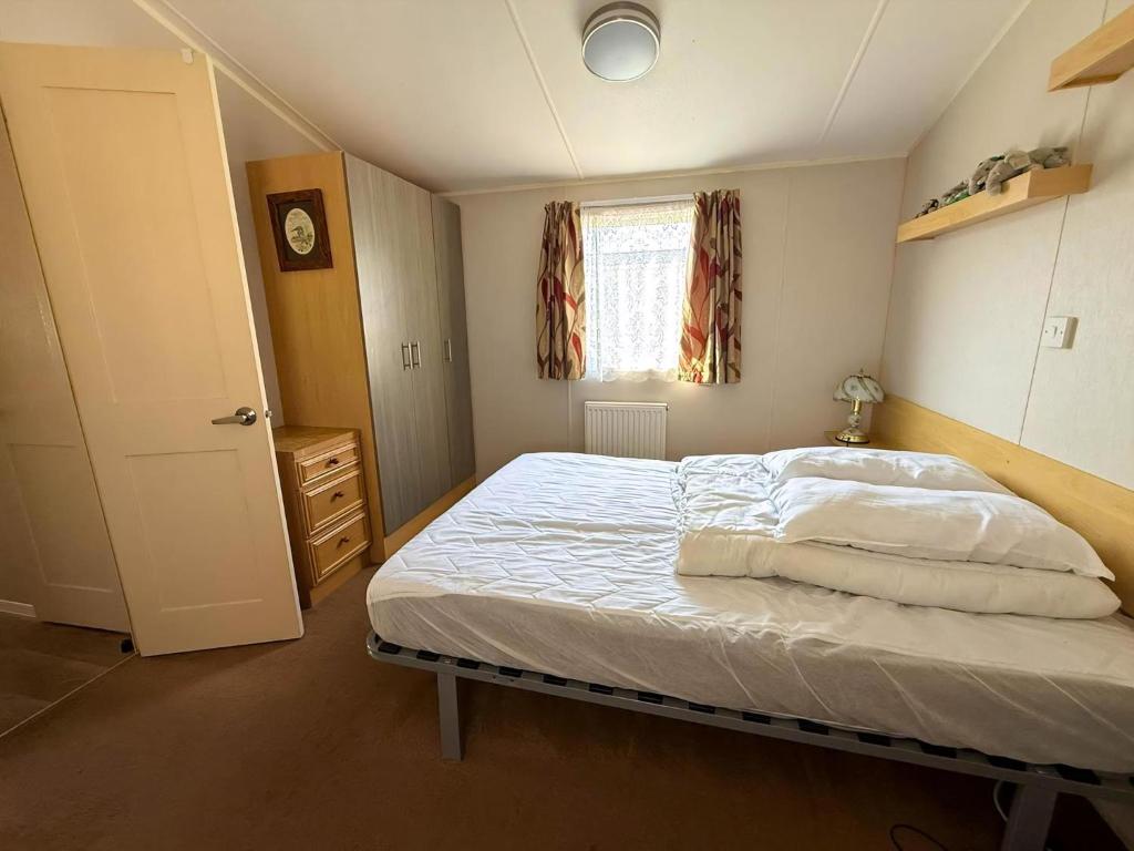 6 Berth Caravan With Decking At Suffolk Sands Holiday Park Ref 45040G 2