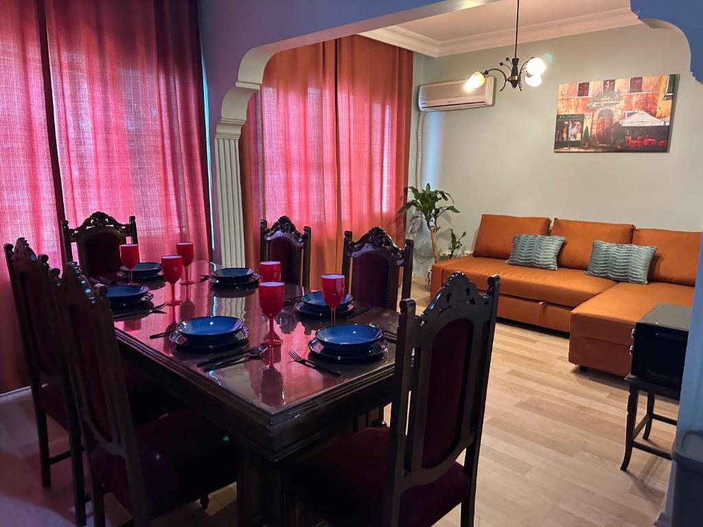 une salle à manger avec une table et un canapé dans l'établissement Heart of Yesilkoy-Green village, à Istanbul