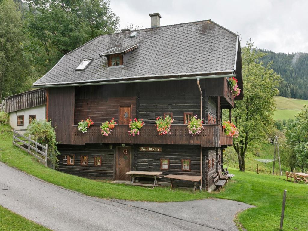 ein Holzhaus mit Blumenkästen auf der Veranda in der Unterkunft Chalet in Arriach near Gerlitzen Ski Area in Arriach