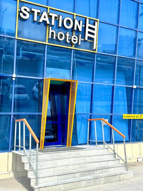 阿特劳Station Hostel的大楼前有楼梯的酒店