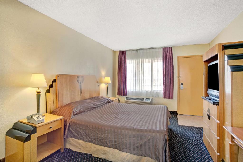 Travelodge by Wyndham Las Vegas - Standard King Room - Fumo
