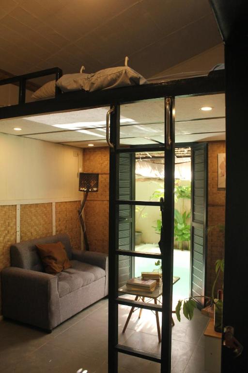 ein Wohnzimmer mit einem Etagenbett und einer Couch in der Unterkunft Kamia Tiny Rest House in Santa Rosa