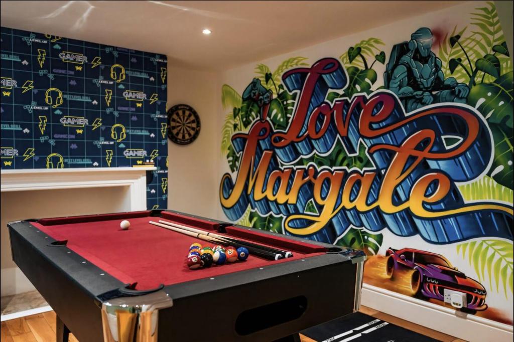Billardbord på Seaside Bliss - Period Home, Games Room, Pool Table, Arcade Machine