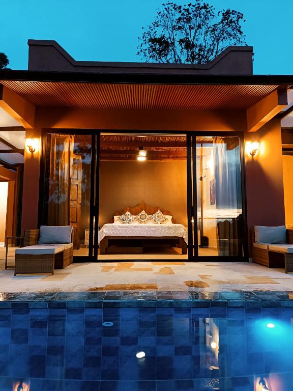 サン・フランシスコにあるIndigo Houseのプール付きのヴィラ内のベッドルーム1室