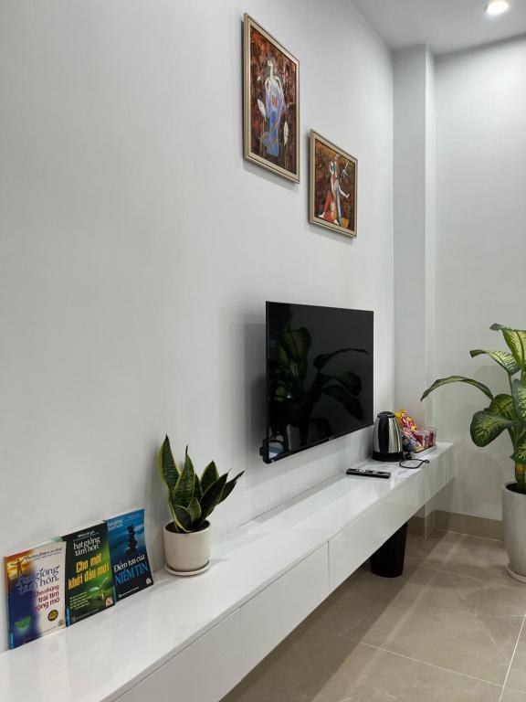 TV/trung tâm giải trí tại Homestay Hoàng Gia - Vinhomes Vũ Yên -Thuỷ Nguyên