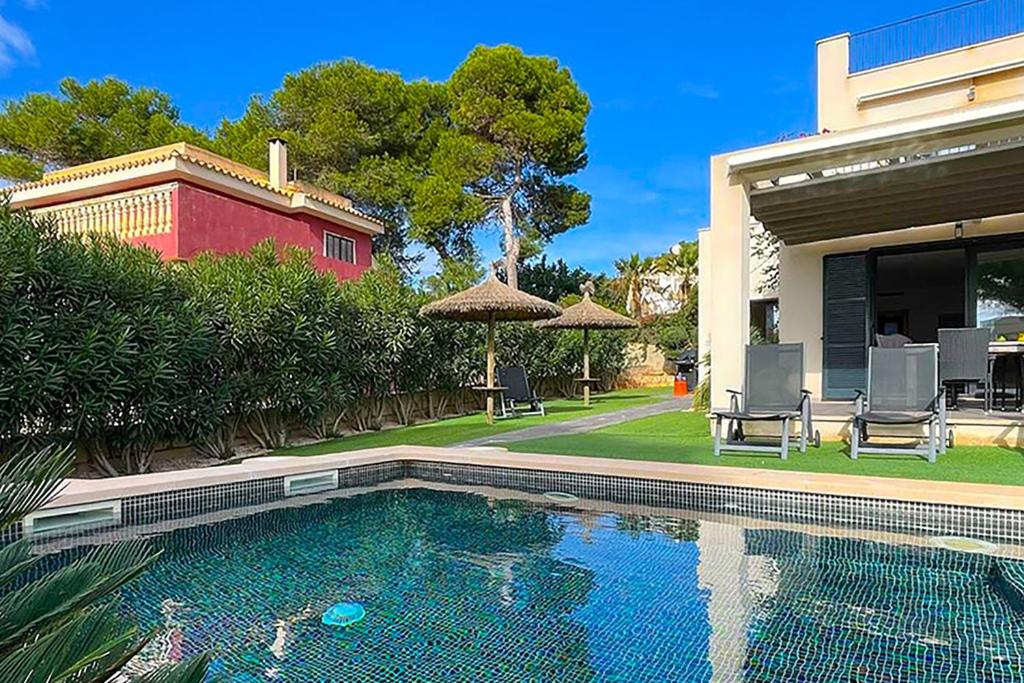 a swimming pool in front of a house at Casa Limon Ferienhaus bis 6 Gäste in Cala Pi mit Meerblick und privatem Pool in Niederdorla