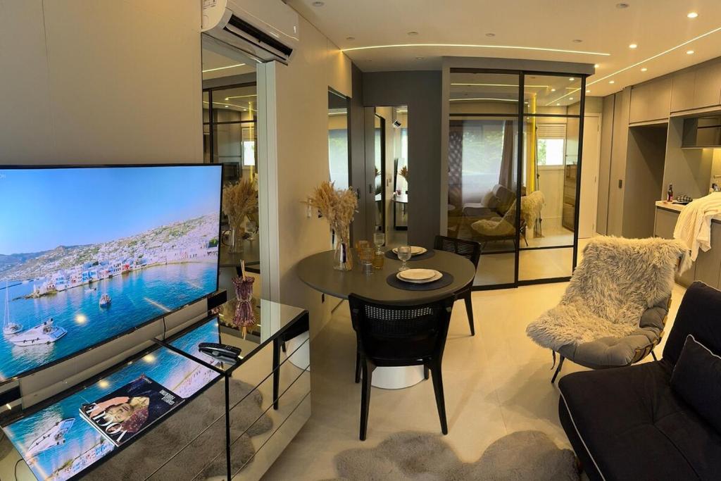 TV a/nebo společenská místnost v ubytování Alpha Luxury Apartment