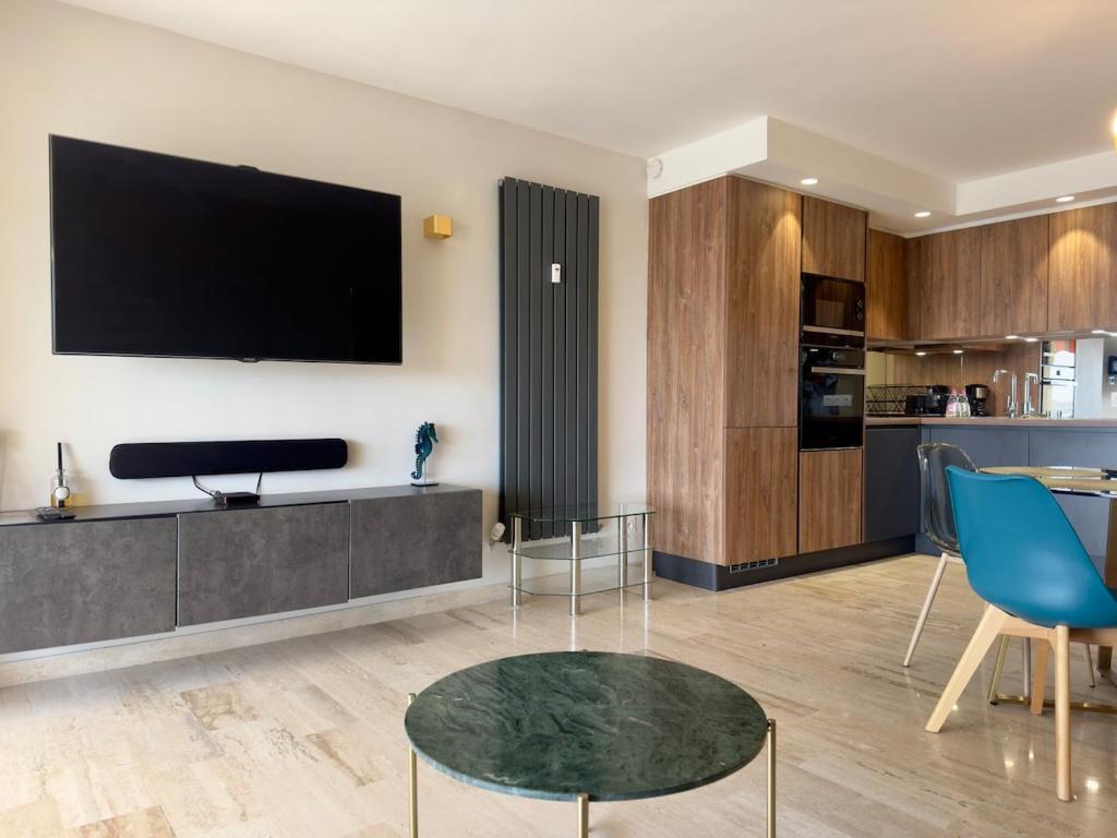 Sea view 4 people terrace 60 m & pool