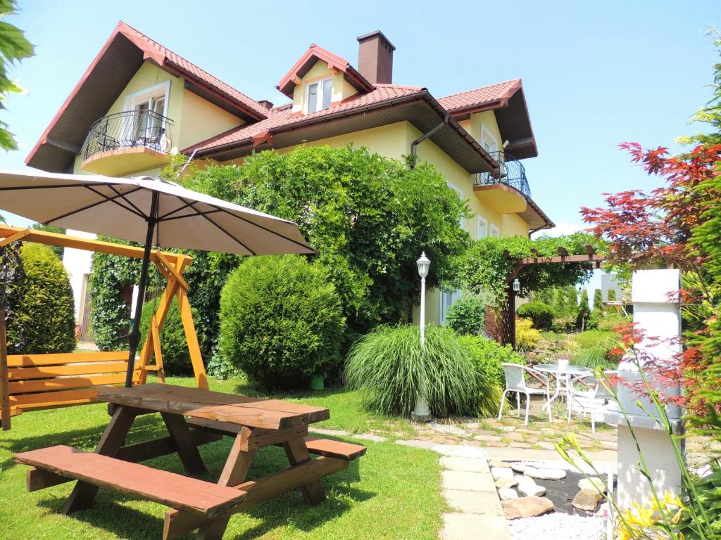 Taman di luar Nad Wąwozem POKOJE I DOMKI 660-271-050 Polańczyk