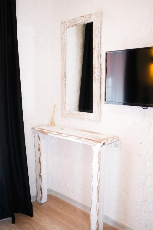 a mirror and a console table in a room at VoQ Alaçatı Hotel in Çeşme