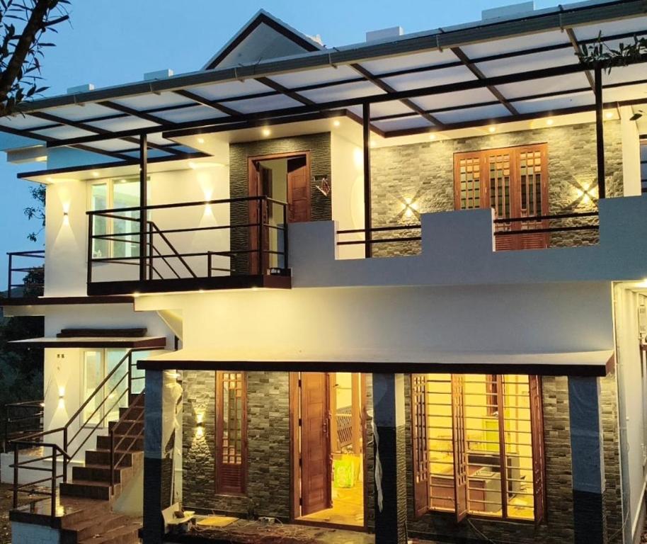 バガモンにあるGREENSHORE 4BHK Villa Vagamonの階段のある家