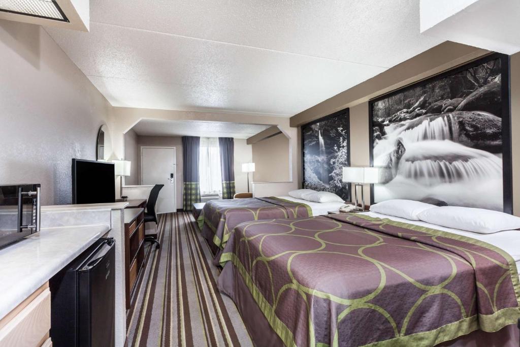 Super 8 by Wyndham Pigeon Forge-Emert St - 豪华房间，有两张大号床和沙发床