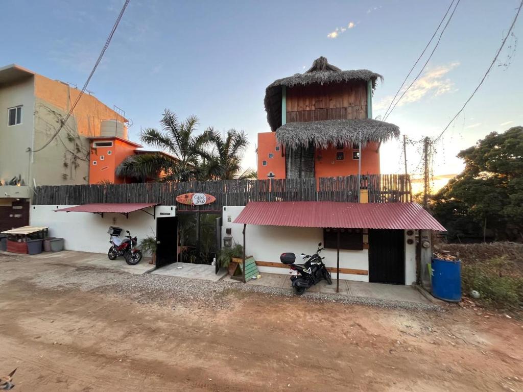 埃斯孔迪多港Casa Gio Paraiso Escondido的两辆摩托车停在楼前的建筑物