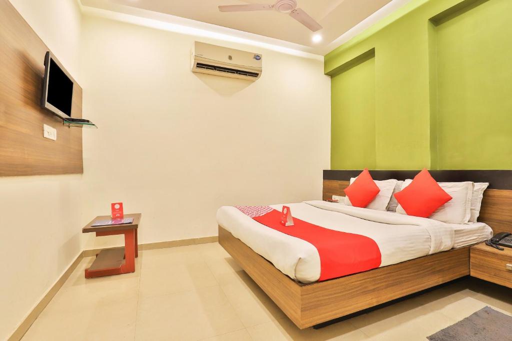 เตียงในห้องที่ Hotel O Apollo