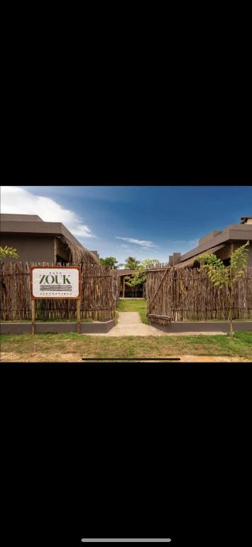 a sign that says zeus in front of a building at Casa Zouk, charme e alto padrão in Japaratinga